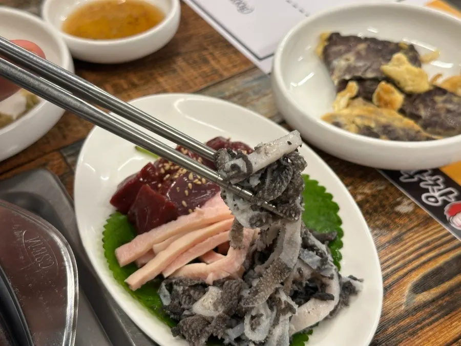 서비스로 나온 생간과 천엽 접시
