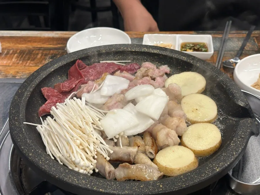 곁들이로 나온 김치콩나물국