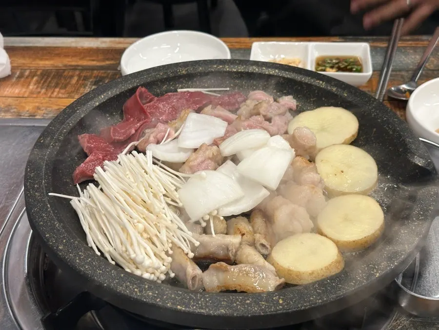 익어가는 곱창과 대창 클로즈업
