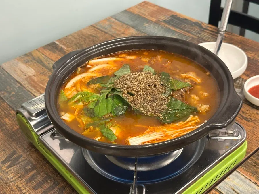 들깨가루와 깻잎이 얹힌 곱창전골