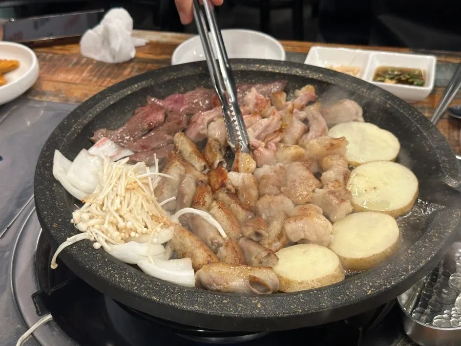 국자로 떠올린 곱창전골 당면 사리