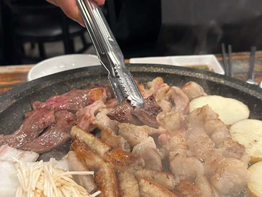 공깃밥과 함께 놓인 곱창전골