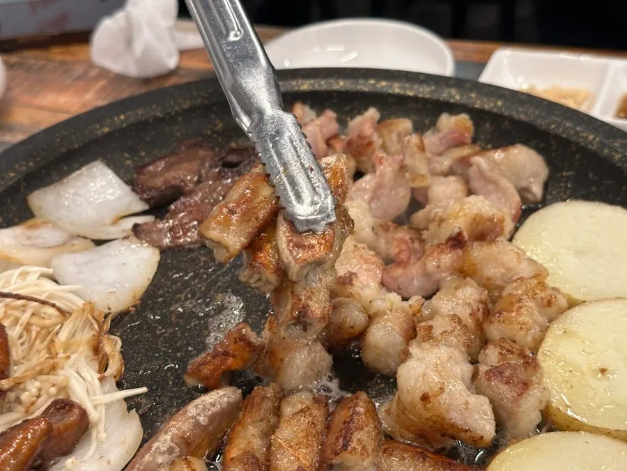 곱이 가득한 구운 곱창 단면