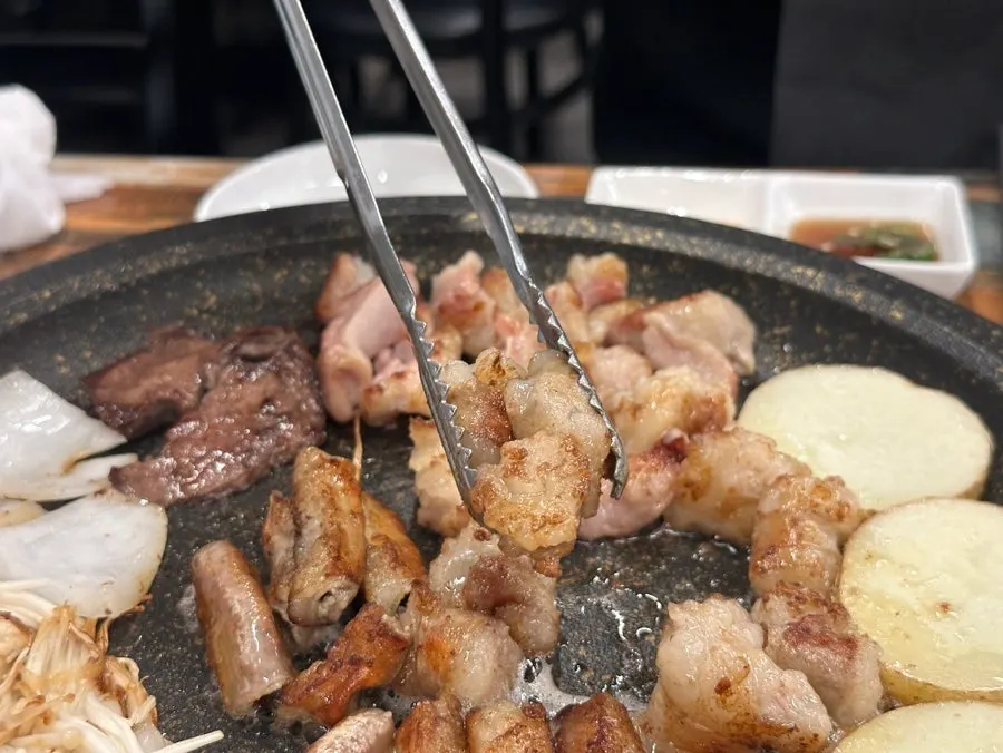 노릇하게 구워진 대창과 감자