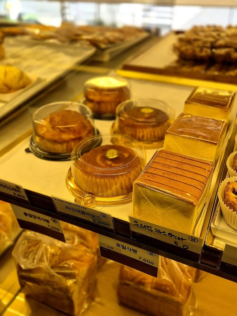 Hongyun Bakery bread display