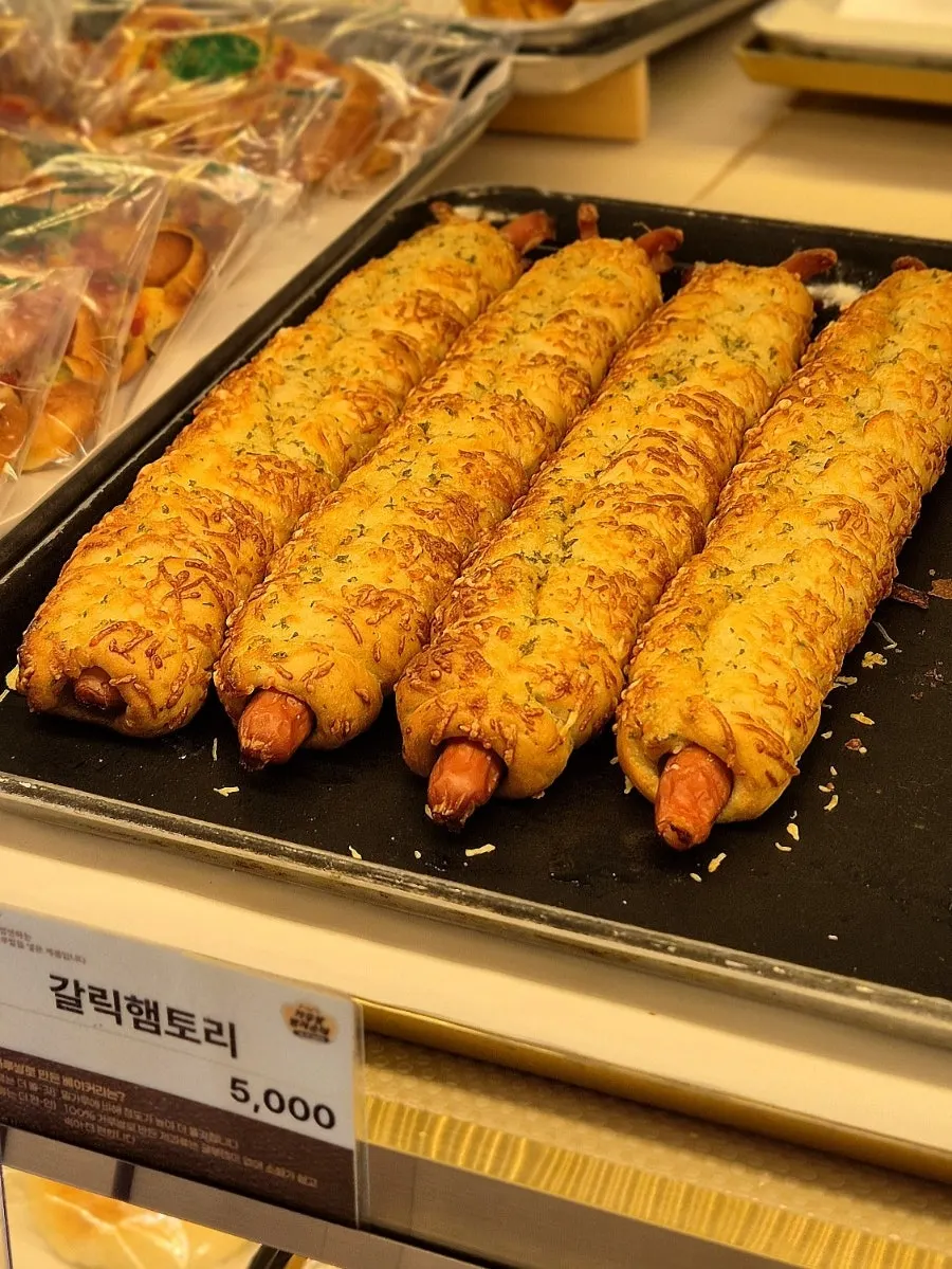 Bakery display including garlic ham tori