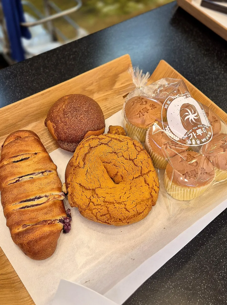Bakery display including vegan bread