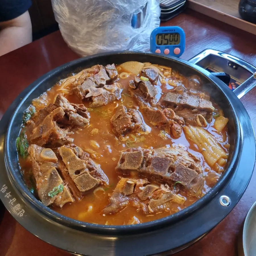 끓고 있는 묵은지감자탕 냄비