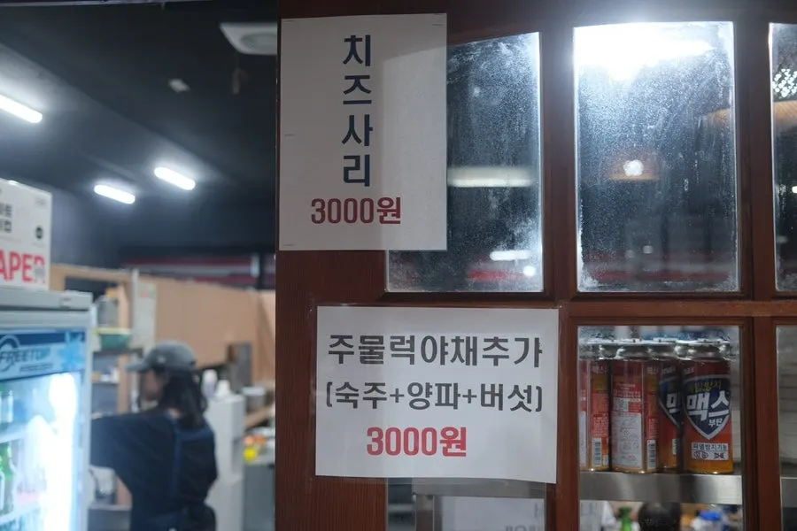 Menu board listing the price of duck jumulreok 1kg