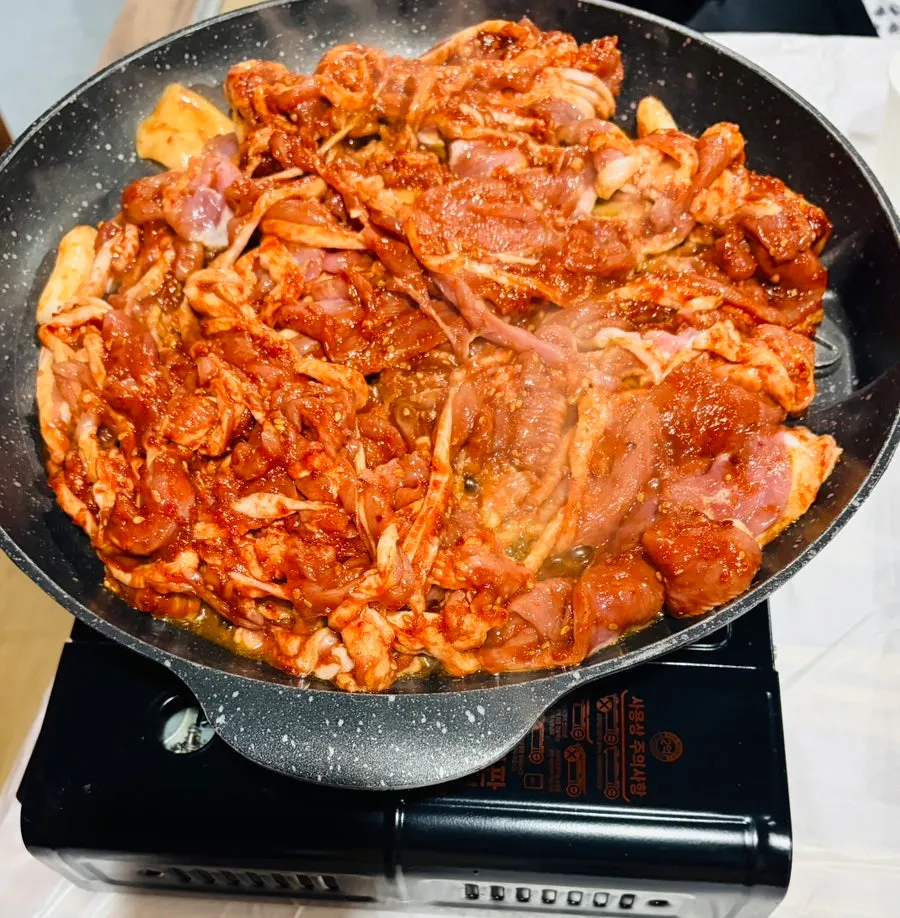 Seasoned duck meat with rice cake and potato noodles