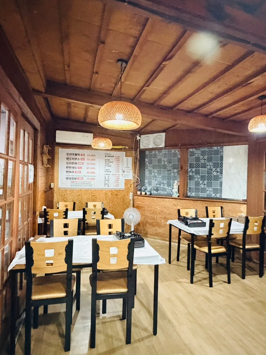 Gunsan Jumulreok's roughly 25-seat table seating