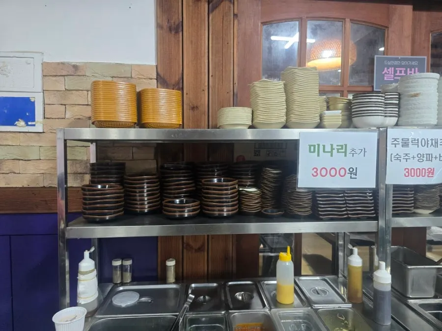 Self-bar with lettuce and side dishes