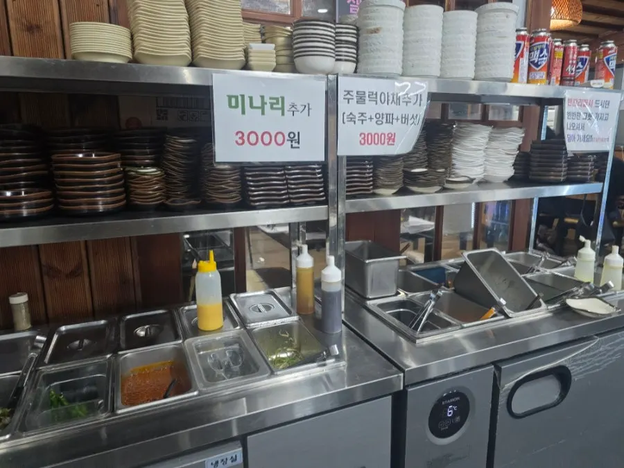 Self-bar containers of scallion shreds and seasoned bean sprouts