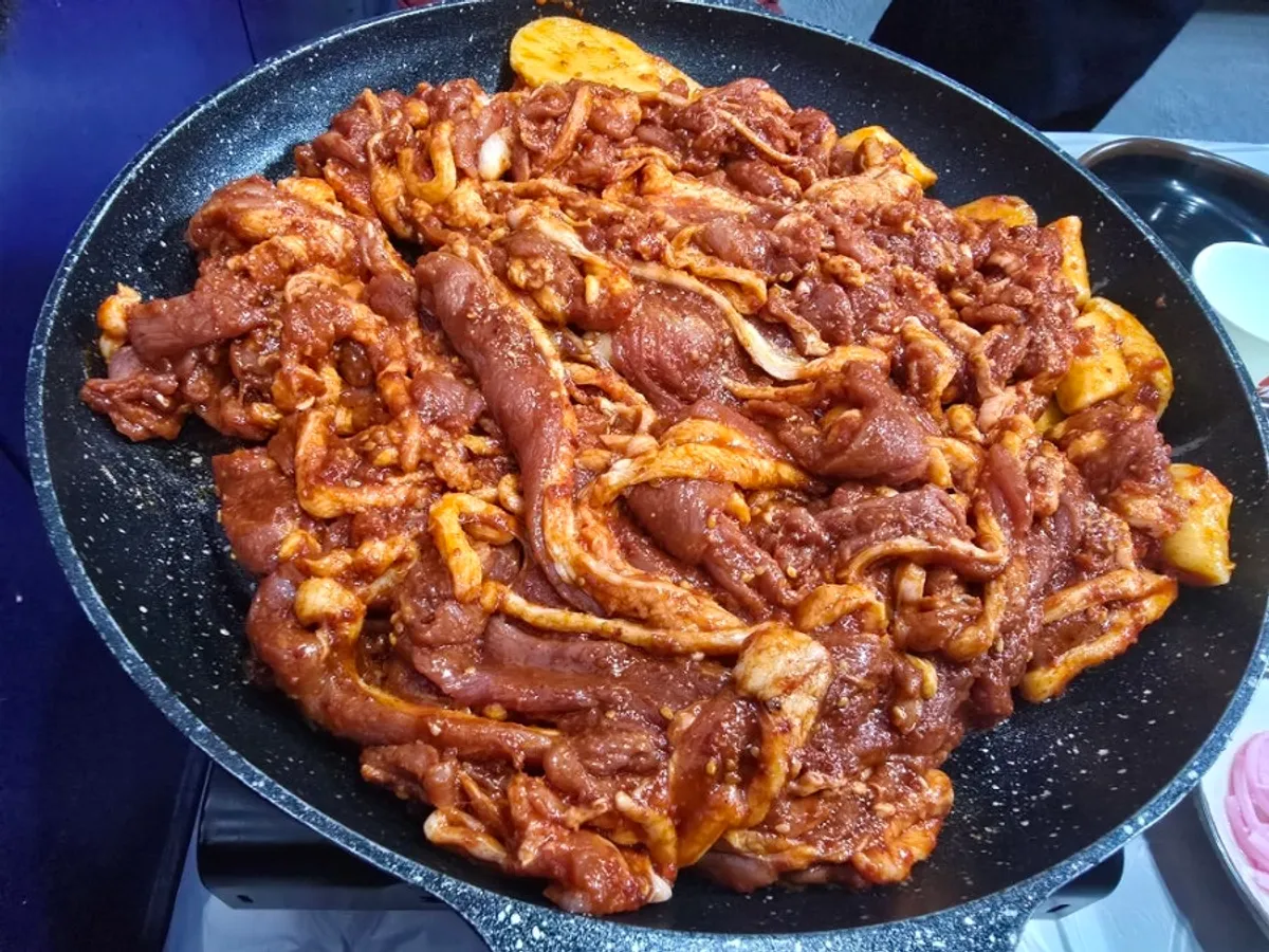 1kg of spicy stir-fried duck filling a large hot plate