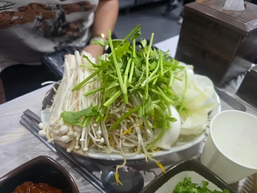 Minari, enoki mushrooms, onions and other side vegetables