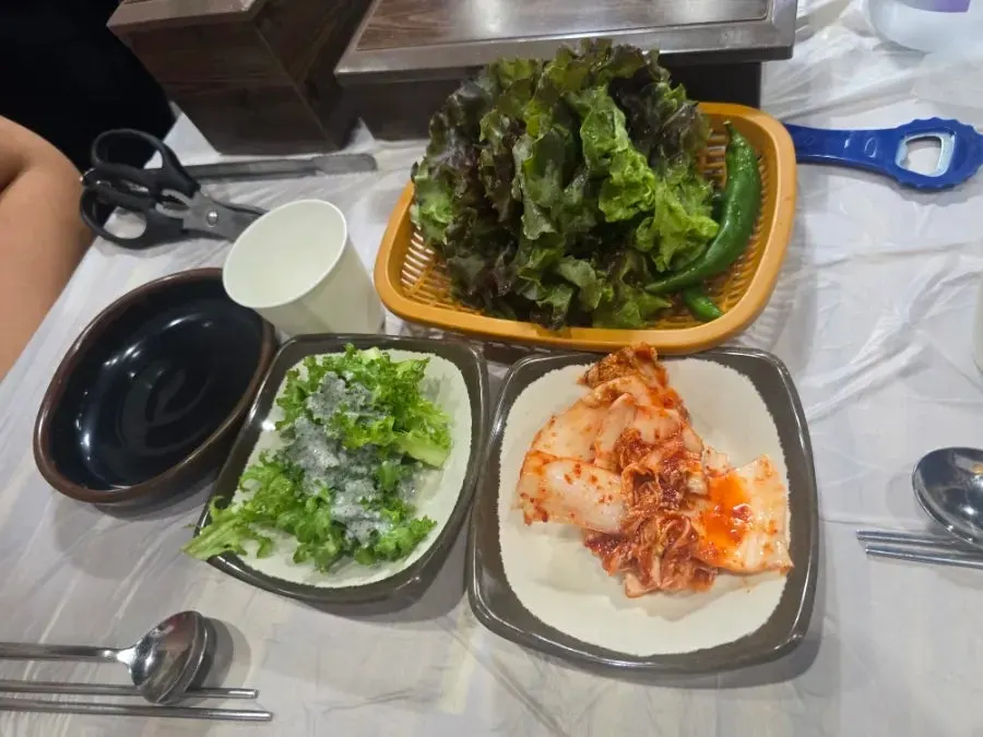 Lettuce wrap with duck meat and scallion shreds