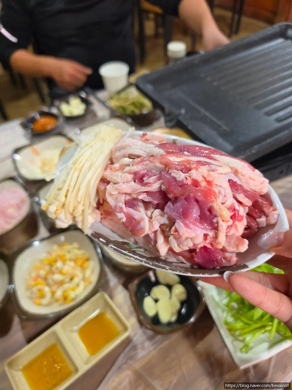 풍성하게 차려진 반찬과 미나리 상차림