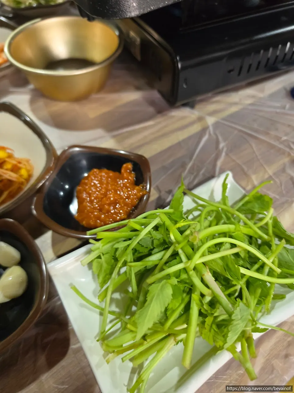 접시에 담긴 오리 로스 고기 색감