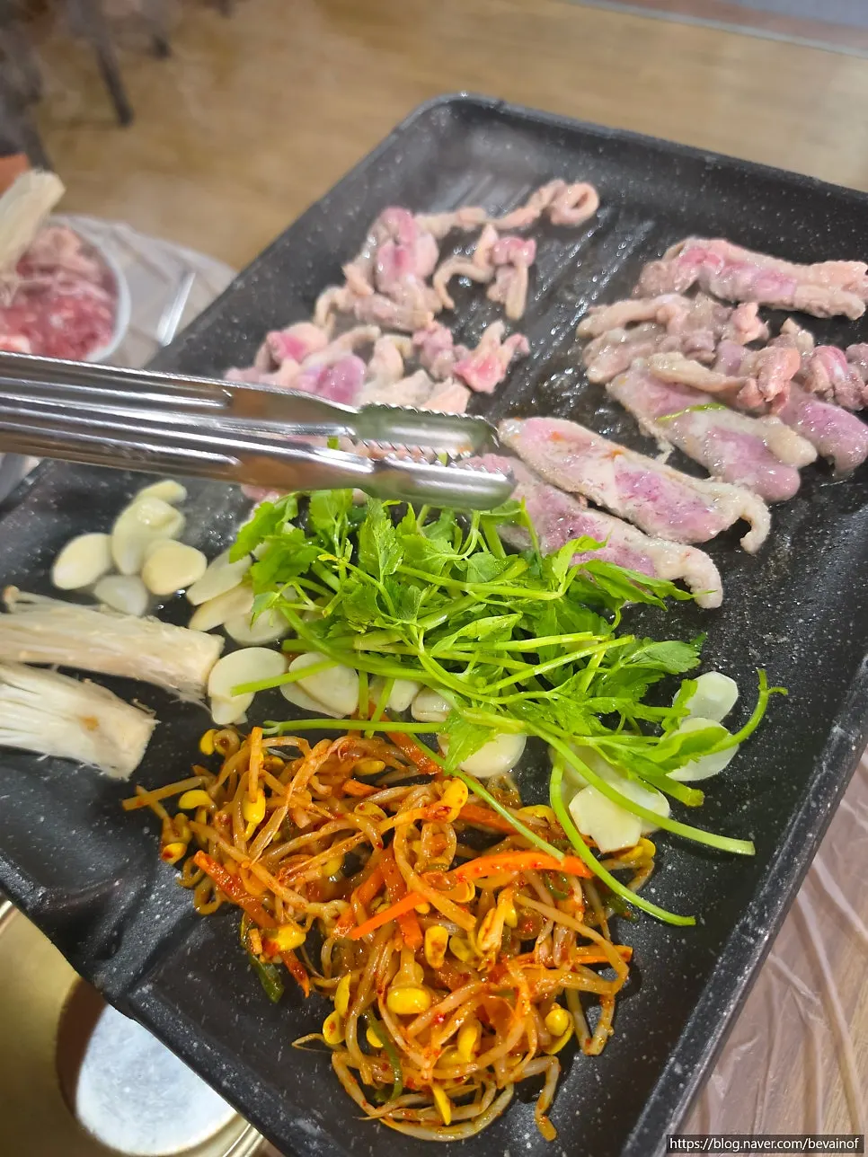 마늘과 콩나물을 함께 올린 불판