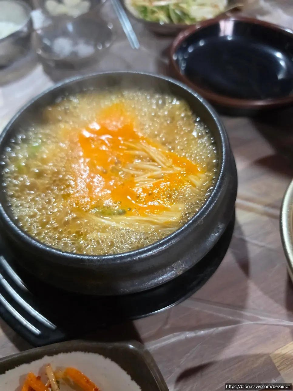 팽이버섯과 함께 구워지는 오리 로스구이