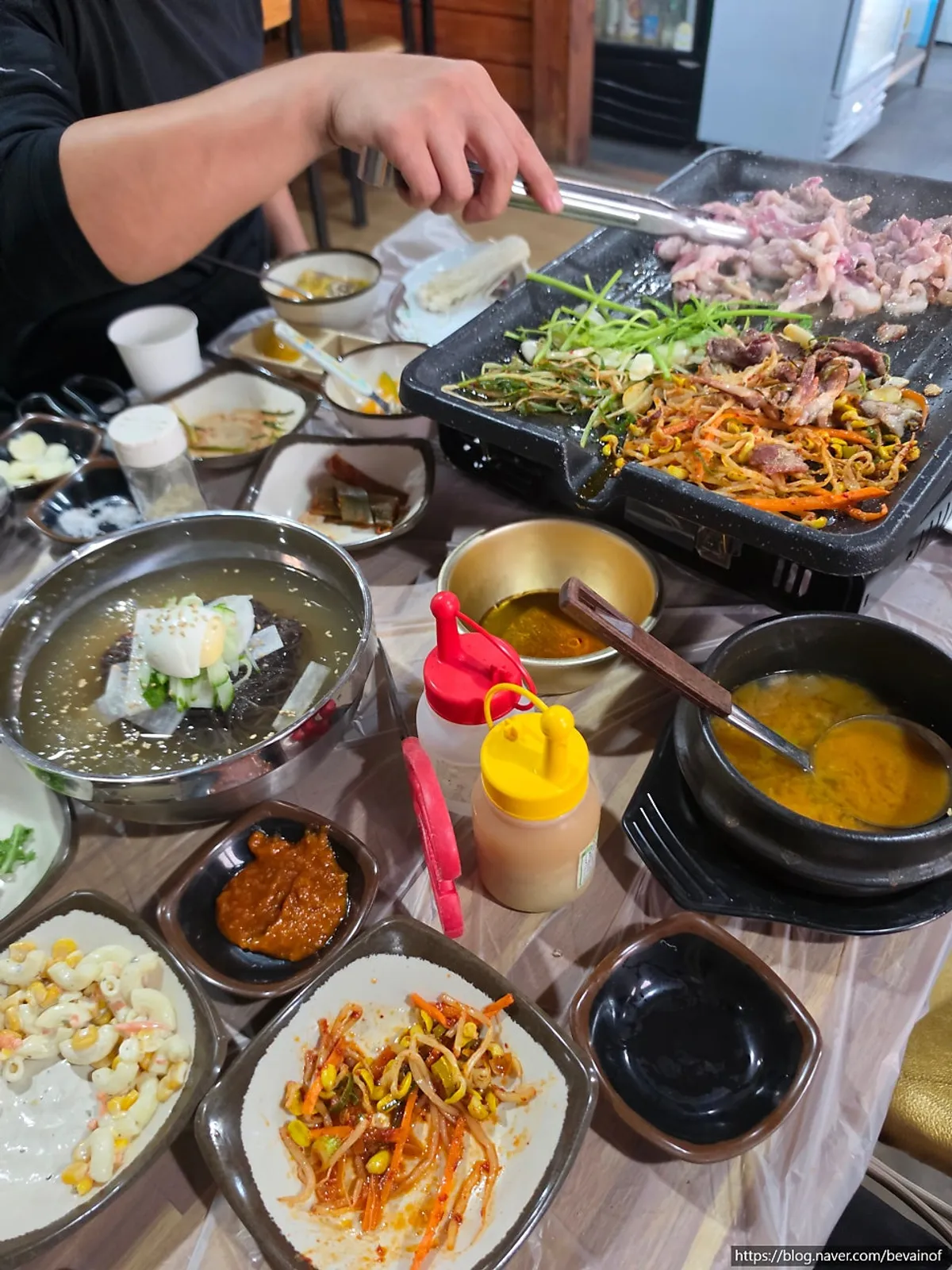 오리 로스와 반찬이 함께 차려진 식탁