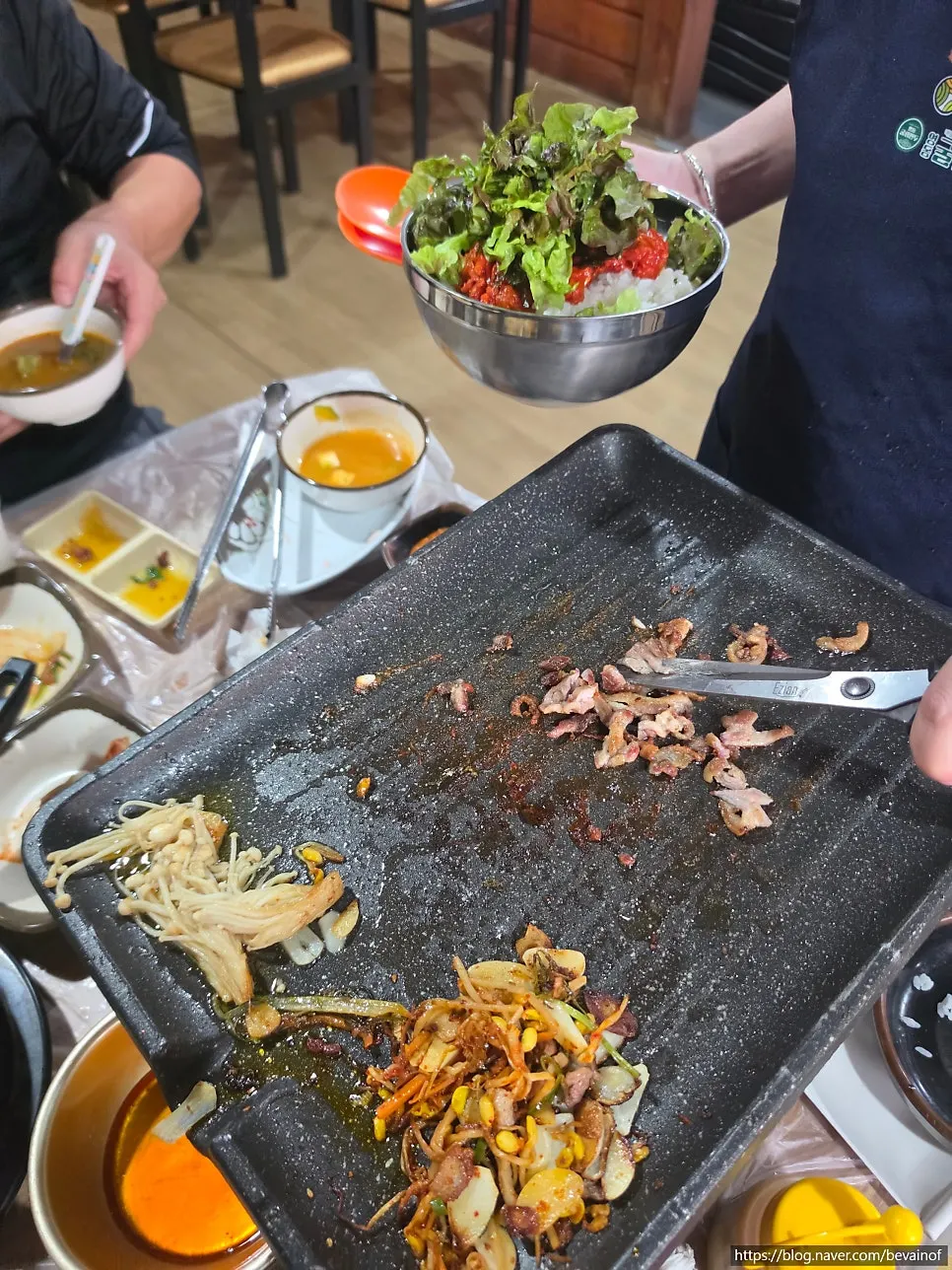 서비스로 끓여준 오리뼈탕