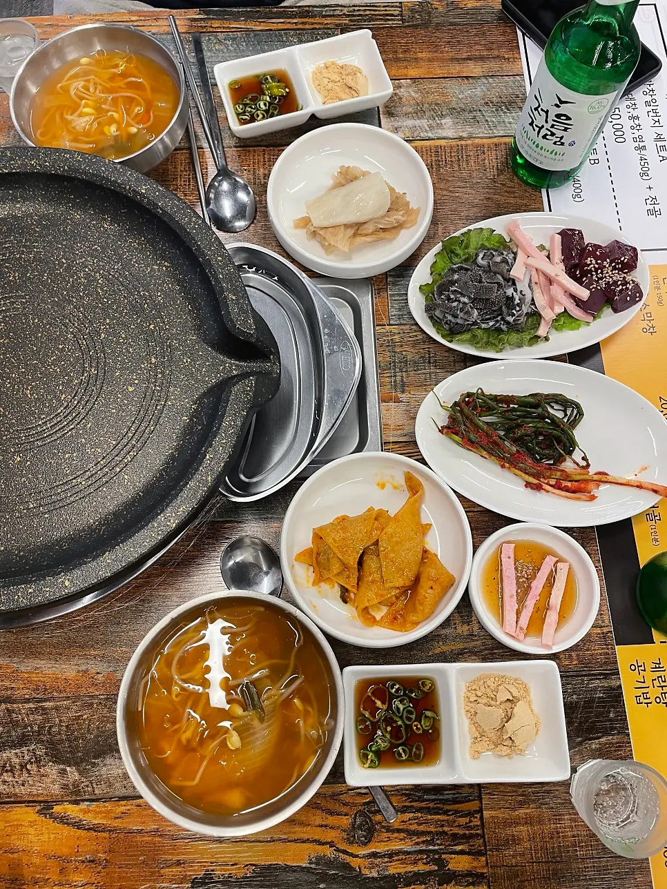 Guarniciones básicas servidas en la mesa de Makchang Ilbeonji