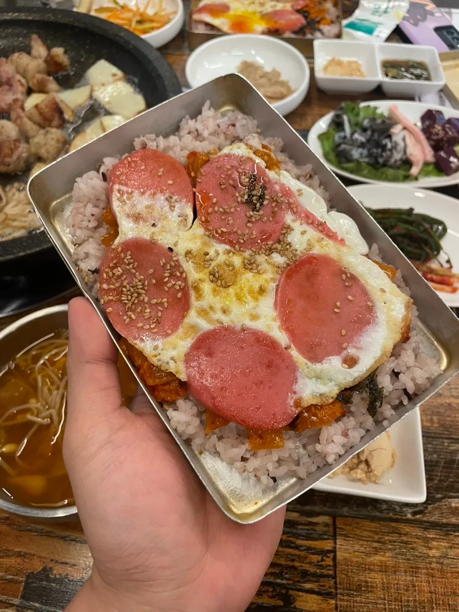 Dosirak retro con salchicha rebozada en huevo y kimchi salteado