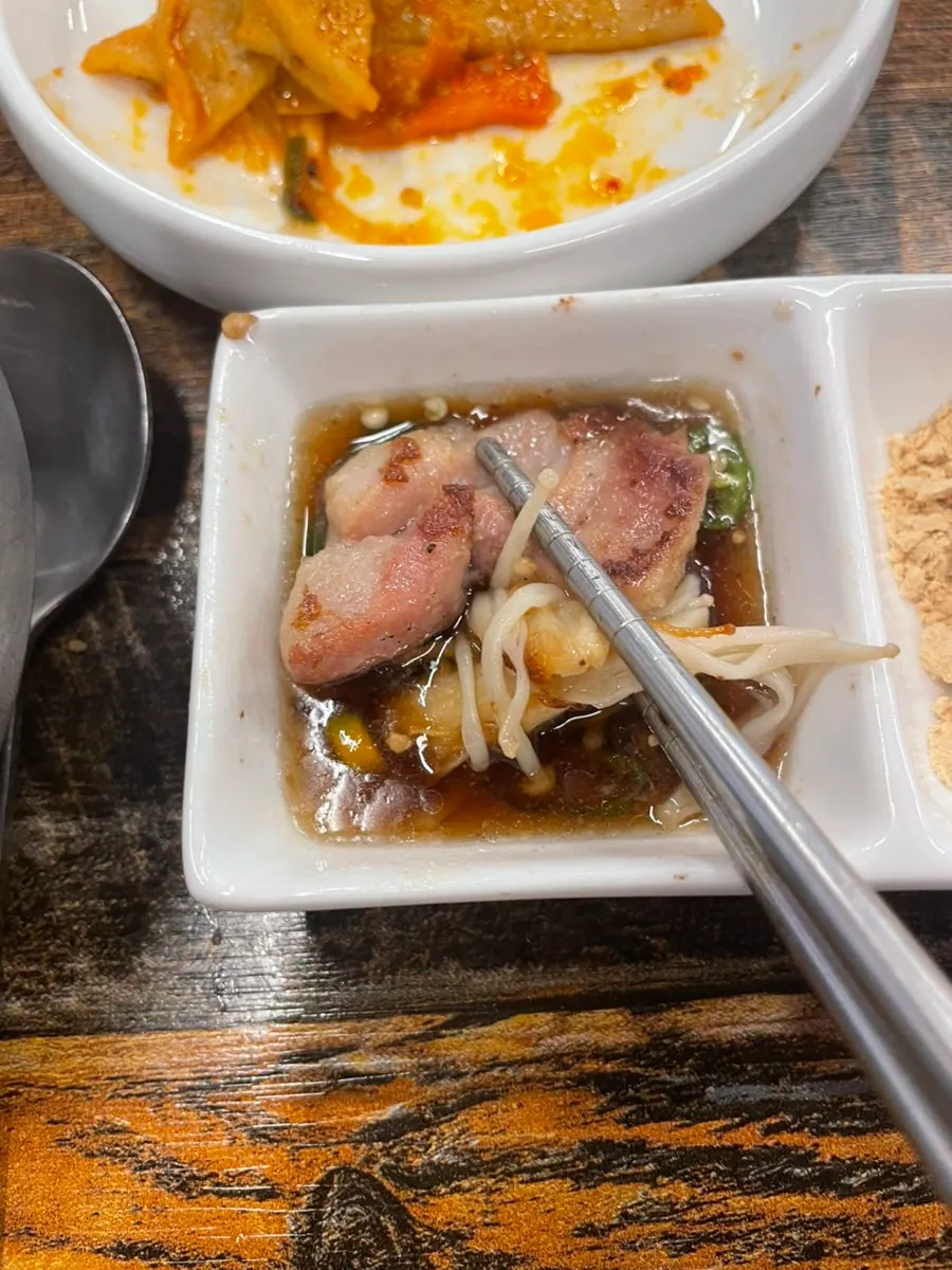 Daechang a la plancha con la grasa dorada