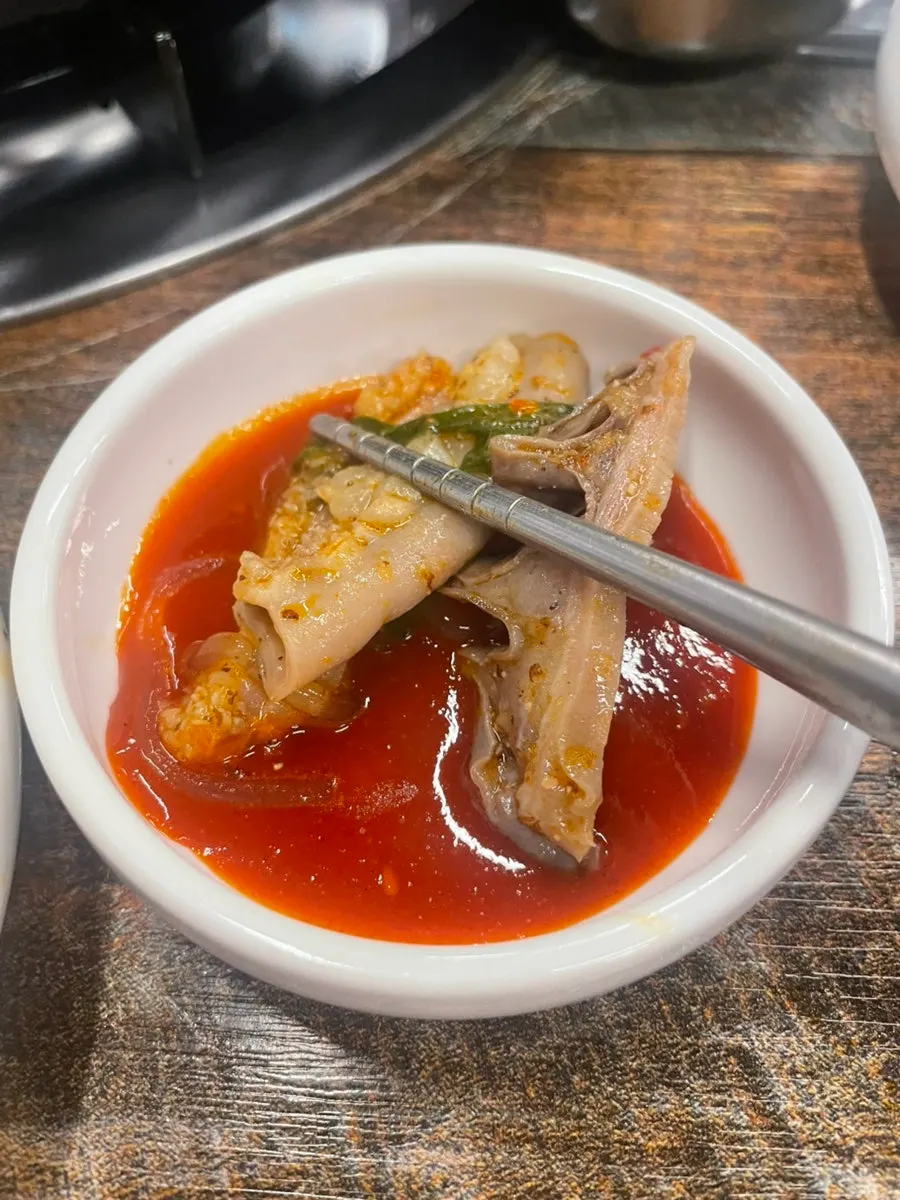 Guiso de gopchang y fideos de celofán servidos en plato individual