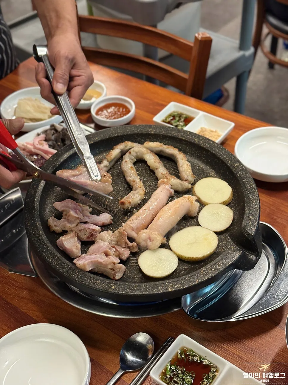 초벌해 나온 곱창을 사장님이 손질하는 모습