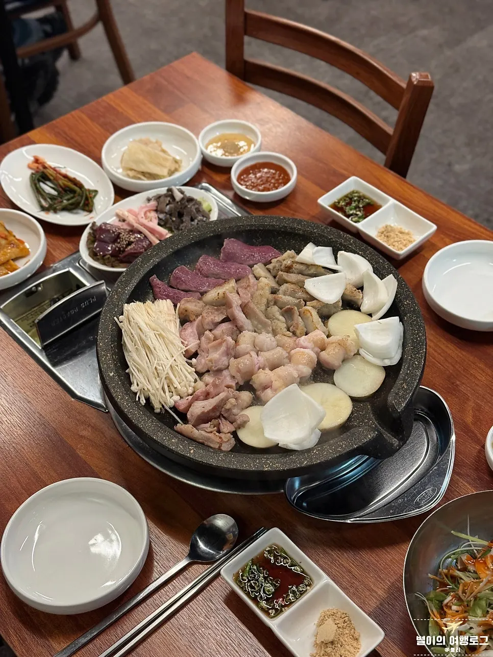 돌판 위에서 구워지는 곱창과 막창