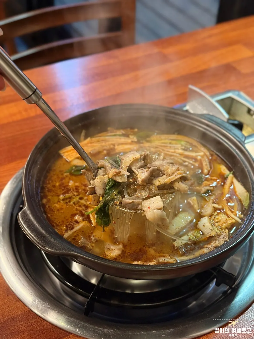 곱창이 가득 든 전골 국물