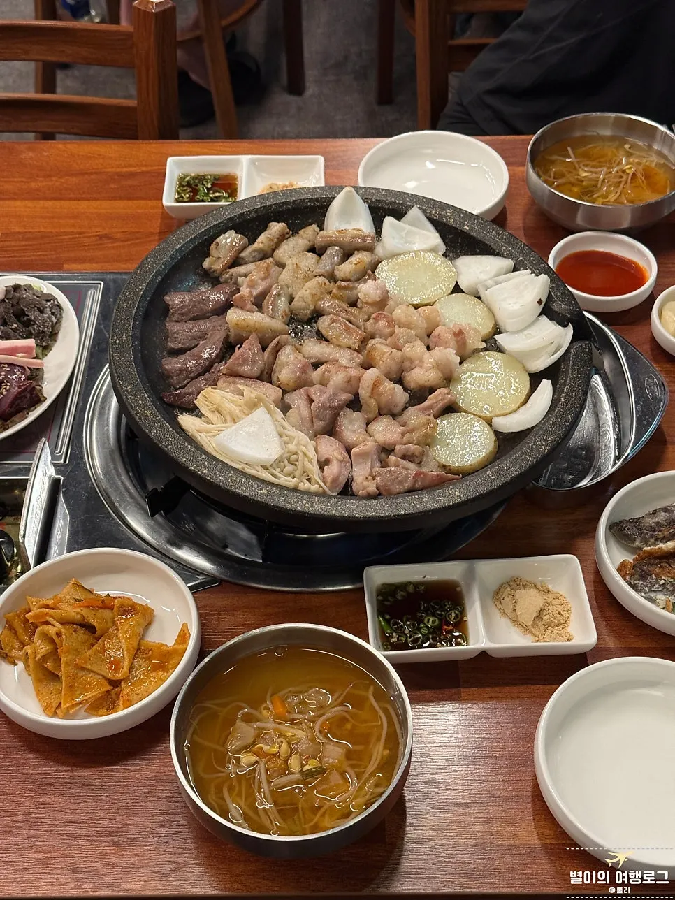 돌판에서 노릇하게 익어가는 곱창구이
