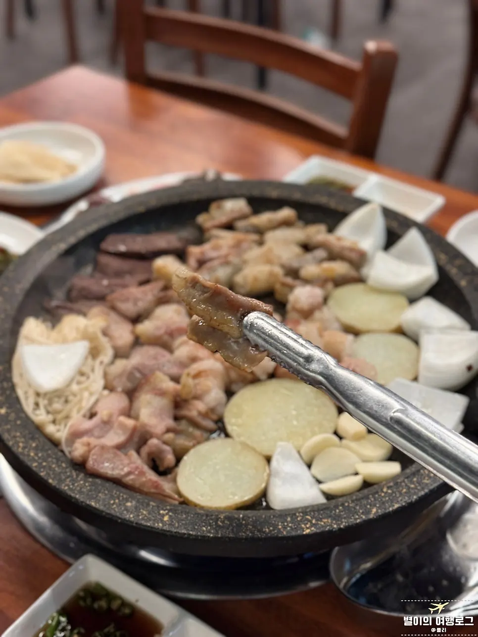 잘 구워진 막창과 대창 조각