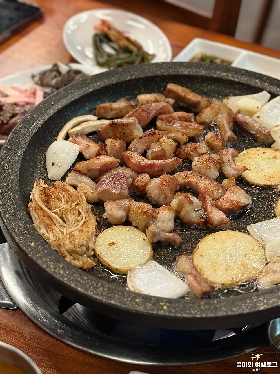 겉이 바삭하게 구워진 곱창 클로즈업