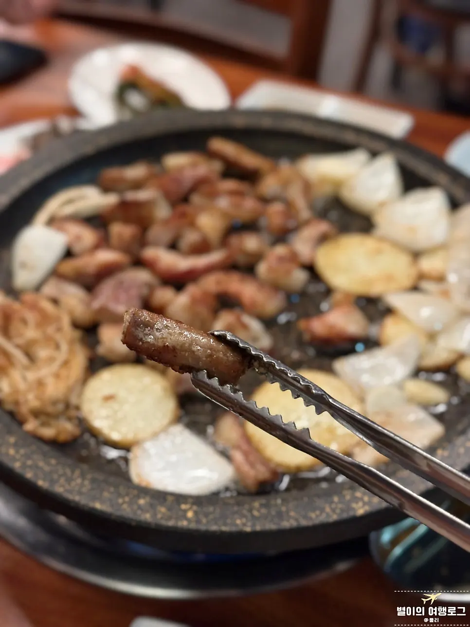 기름에 구운 감자와 버섯이 남은 돌판