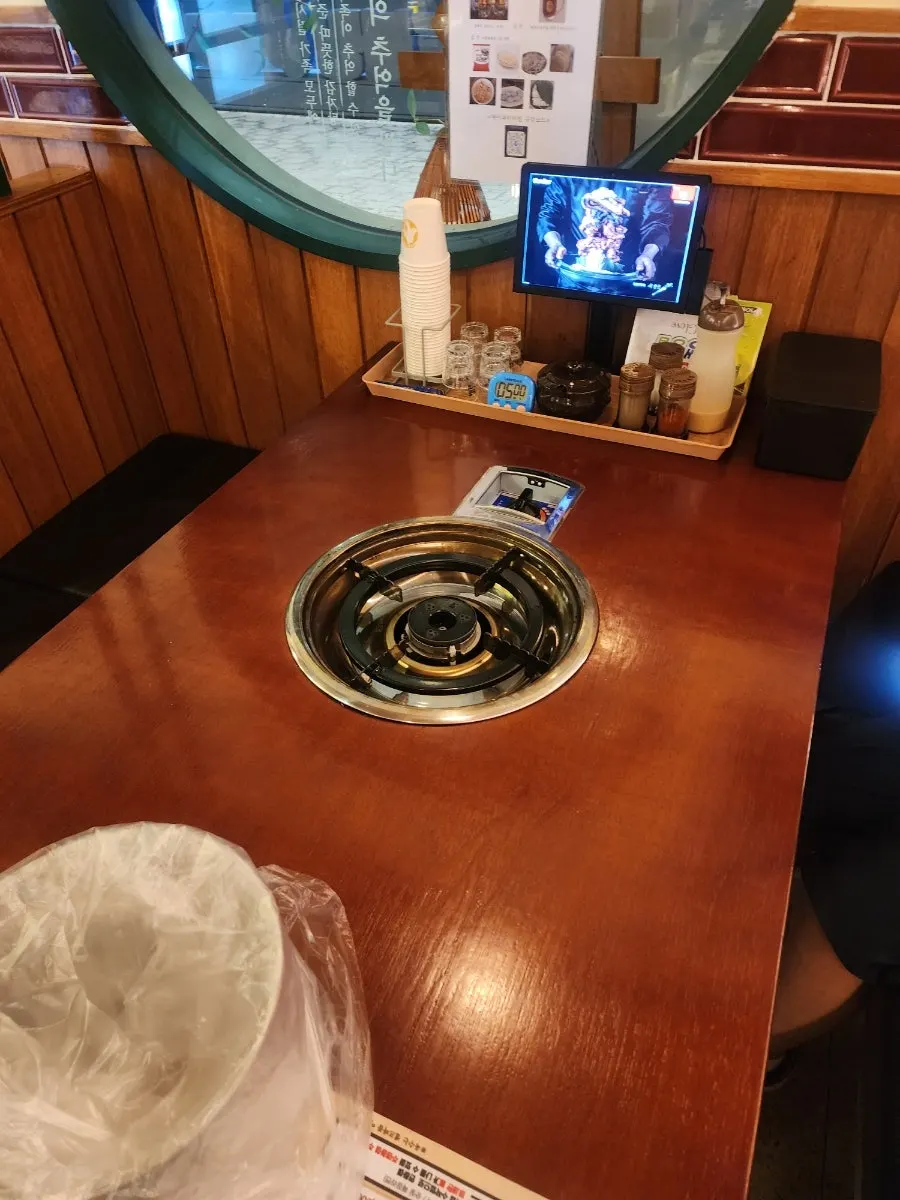소스와 비닐장갑이 구비된 테이블 세팅