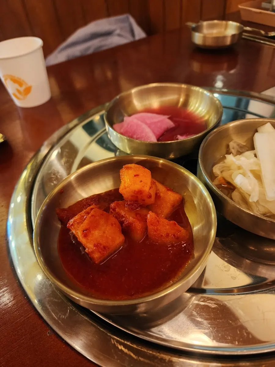 해장국과 어린이 메뉴가 적힌 메뉴판