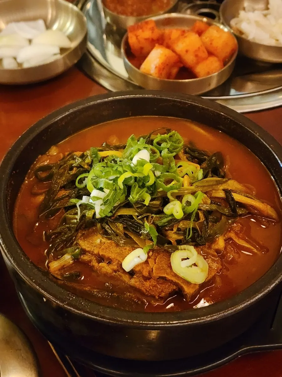 뚝배기에 담겨 나온 뼈해장국