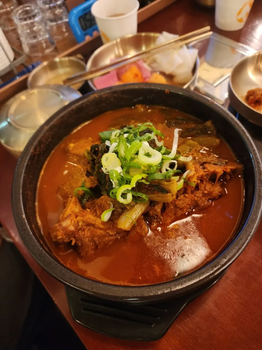 파김치가 올라간 파김치 뼈해장국