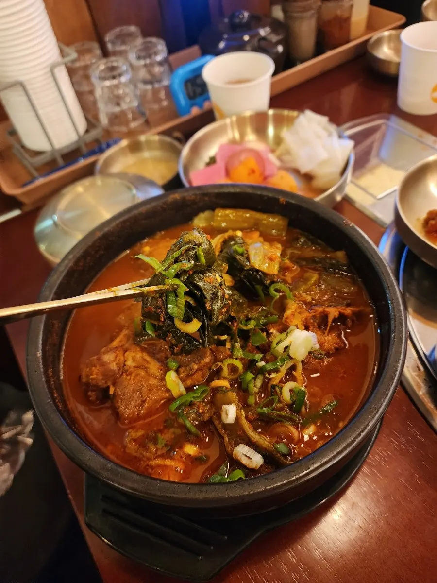 해장국과 어린이 메뉴가 함께 놓인 상