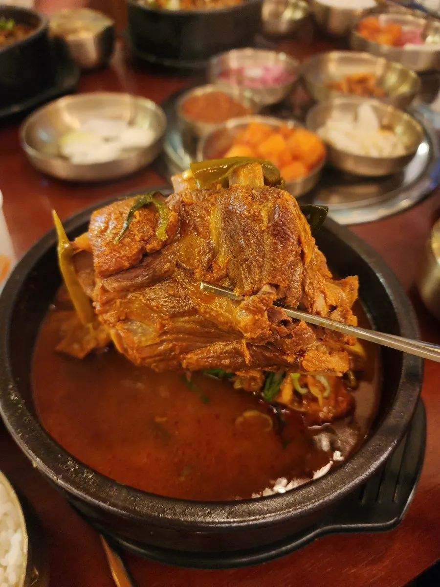 큼직한 뚝배기에 푸짐한 뼈해장국