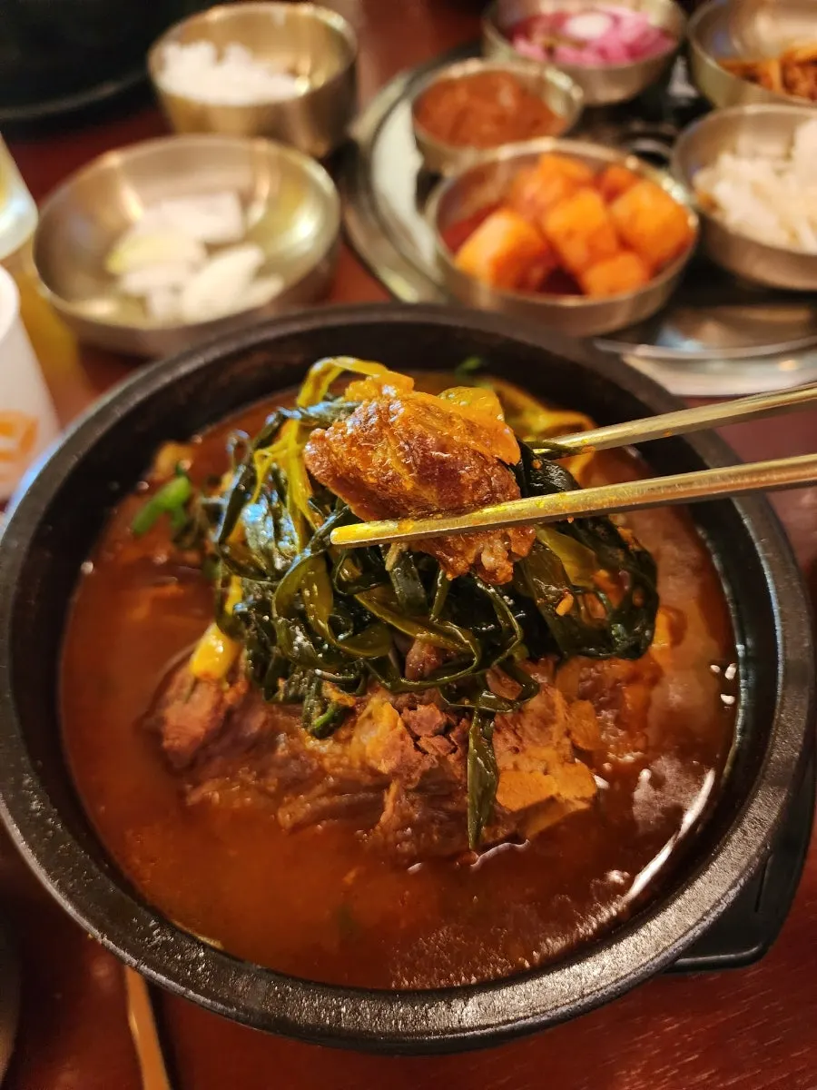 쉽게 발라지는 감자탕 등뼈 살코기