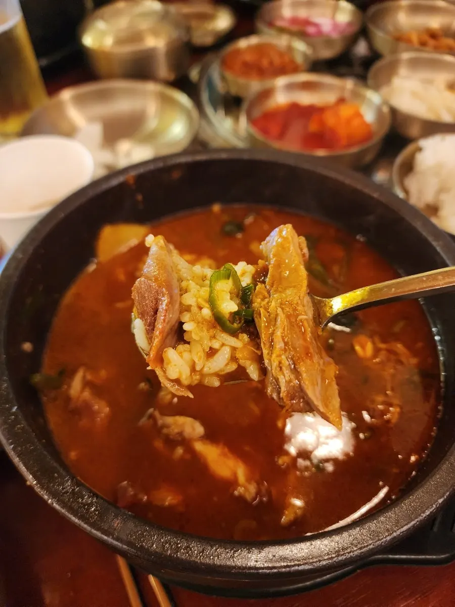 갓김치를 곁들인 해장국 한 입