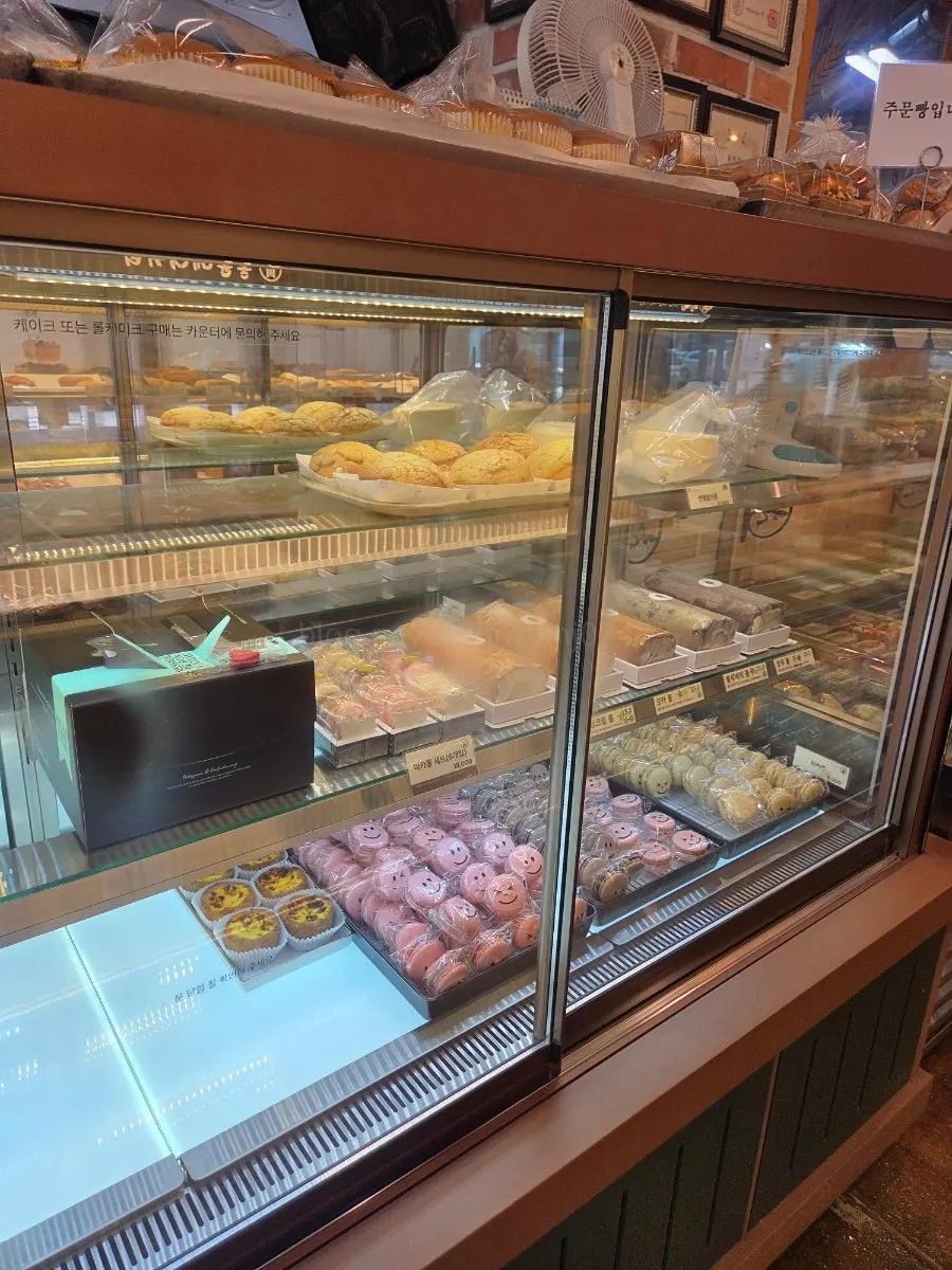 Area around the entrance to Hongyun Bakery
