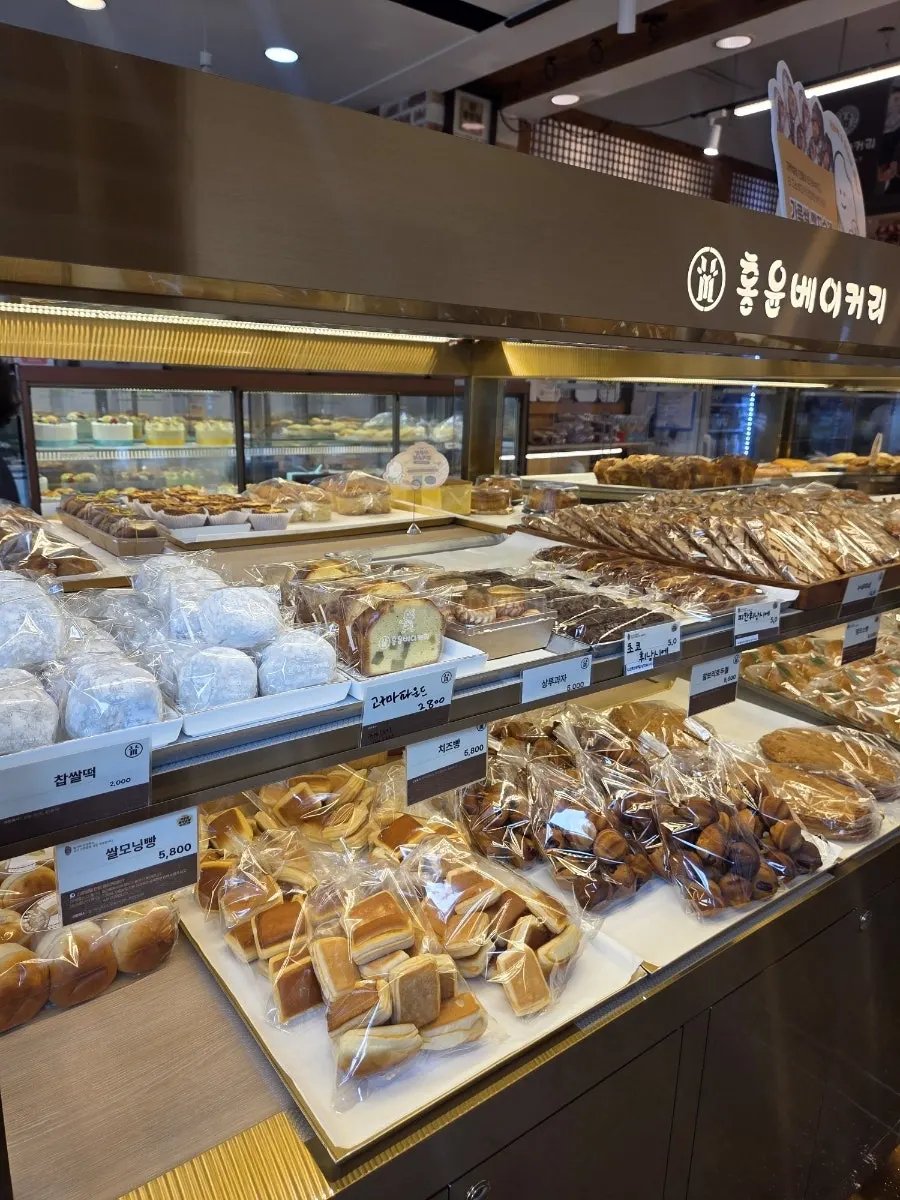 Cake display including roll cakes