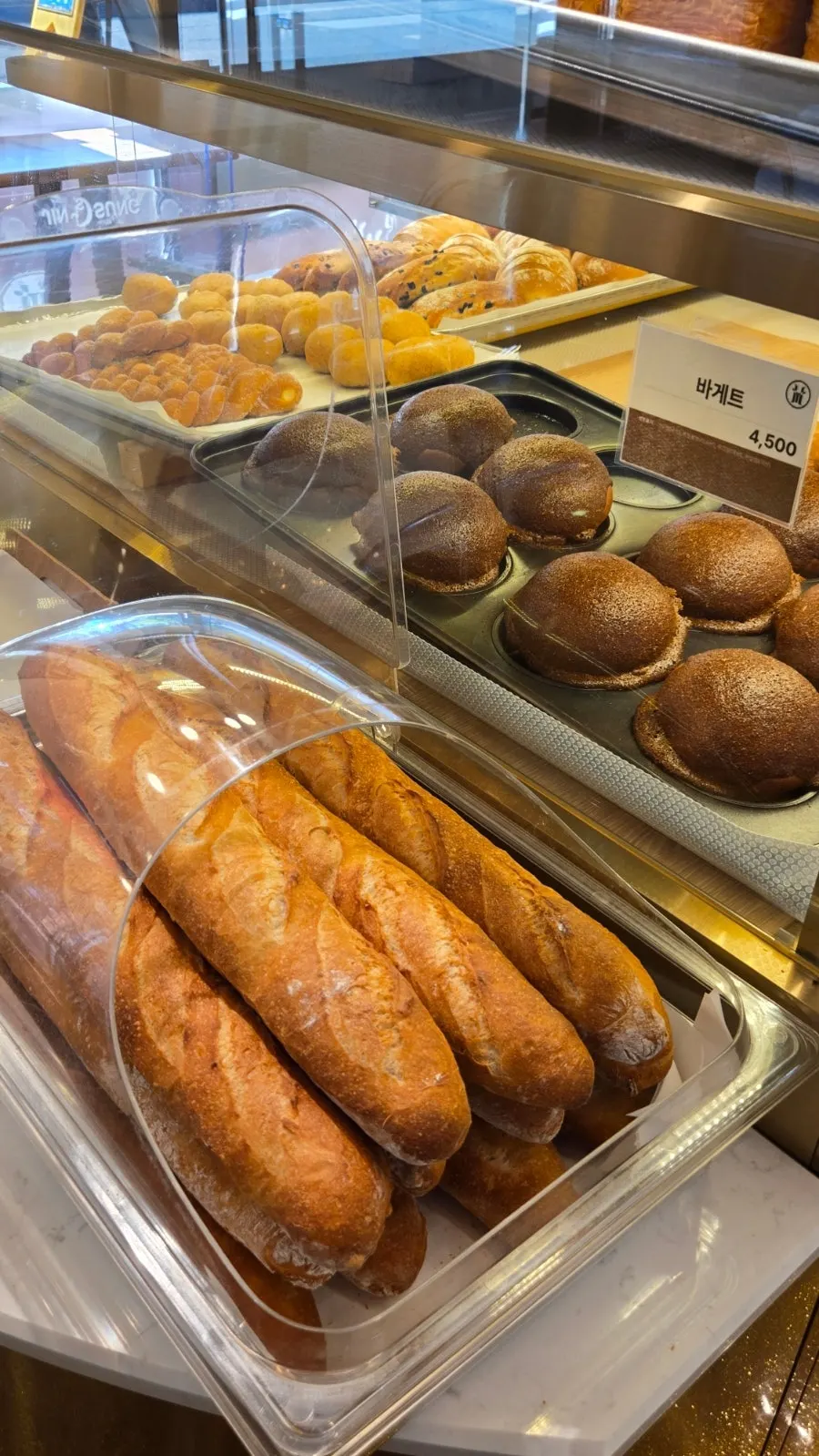 자연발효 빵이 놓인 매대