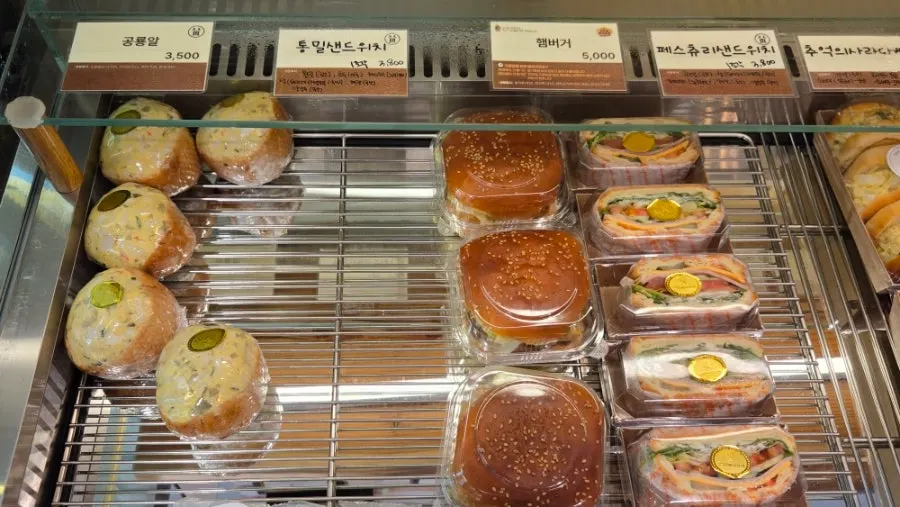 군산 빵집 대표 메뉴 야채빵 진열