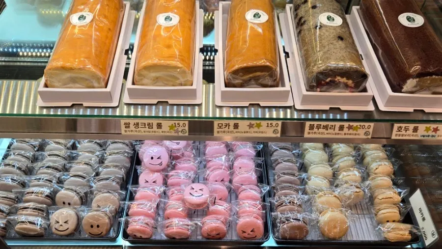 샌드위치와 롤케이크 디저트 코너